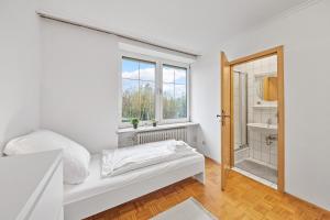 una camera da letto bianca con un letto e una finestra di home2stay Monteur Apartmenthaus Deggendorf Wifi Smart TV Parking a Deggendorf Altre 105 foto
