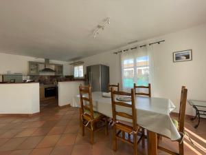 een keuken en eetkamer met een tafel en stoelen bij Charmante maison de 3 chambres - Proche de Montpellier in Prades-le-Lez