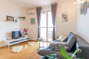 a living room with a couch and a television at Apartment Luna & Lea in Dubrovnik