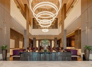 um átrio de um hotel com um grande lustre em Khalidia Palace Hotel Dubai by Mourouj Gloria no Dubai