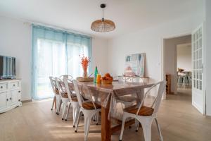 uma sala de jantar com mesa e cadeiras em Villa Ti Vakansou - Avec piscine privée em Clohars-Carnoët