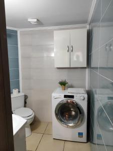 La salle de bains est pourvue d'un lave-linge et de toilettes. dans l'établissement Charilia apartment, à Mytilène