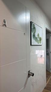 ein Badezimmer mit Dusche und einem Bild an der Wand in der Unterkunft Meta Habitat Ramon Lujan A in Madrid