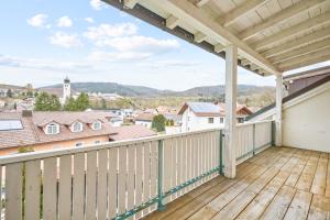 un balcone con vista sulla città di home2stay Monteur Apartmenthaus Deggendorf Wifi Smart TV Parking a Deggendorf