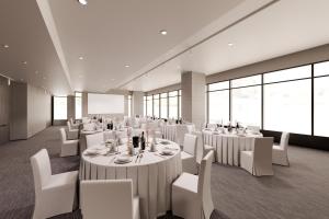 een vergaderzaal met witte tafels en witte stoelen bij Fairfield by Marriott Busan Songdo Beach in Busan