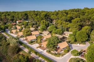 una vista aérea de un pueblo con casas en Arena One 99 Glamping en Pula