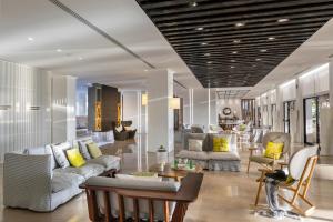 Uma área de estar em Cavo Maris Beach Hotel
