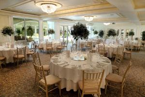 una sala banchetti con tavoli e sedie con tovaglie bianche di Lochgreen House Hotel & Spa a Loans
