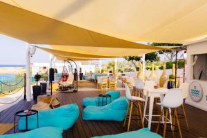 Uma área de estar em Cavo Maris Beach Hotel