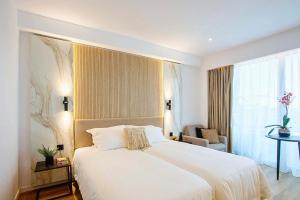 Cama ou camas em um quarto em Cavo Maris Beach Hotel