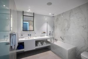 Um banheiro em Cavo Maris Beach Hotel