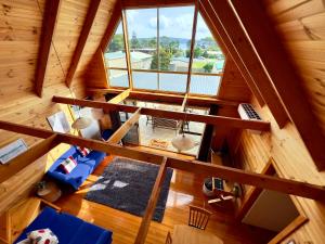 uma vista superior de uma sala de estar num chalé de madeira em House with bay views - St Helens family escape em St Helens