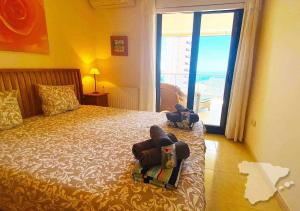 een slaapkamer met een bed met twee teddyberen erop bij CostaBlancaDreams Morello 5A in Calpe in Calpe