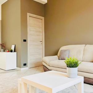 una sala de estar con un sofá y una mesa en GabLar House, en Alba