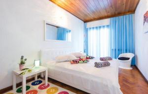 Gulta vai gultas numurā naktsmītnē Rooms Croatia with kitchen and dining area for guests