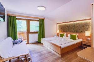 Łóżko lub łóżka w pokoju w obiekcie Panorama Hotel Guggenbichl - inkl Sommerkarte, einmaliger Eintritt ins Tauern Spa & bester Ausblick über Kaprun