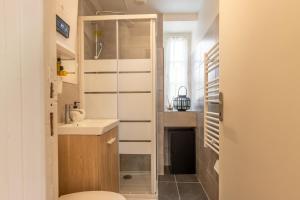 ein kleines Badezimmer mit Waschbecken und Toilette in der Unterkunft Au Soleil Levant - Havre Zen à Orléans in Orléans
