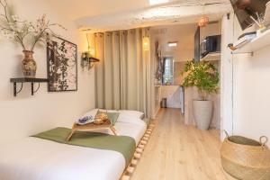 ein Wohnzimmer mit Sofa und Tisch in der Unterkunft Au Soleil Levant - Havre Zen à Orléans in Orléans