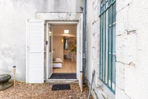 eine Tür, die zu einem Flur mit einem Zimmer führt in der Unterkunft Au Soleil Levant - Havre Zen à Orléans in Orléans