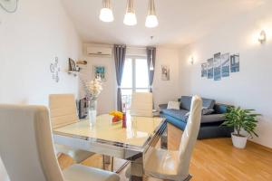 comedor y sala de estar con mesa de cristal en Apartment Luna & Lea, en Dubrovnik