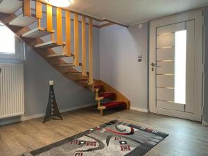 ein Wohnzimmer mit einer Treppe und einem Teppich in der Unterkunft Holiday home in Walkenried with sauna in Walkenried
