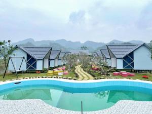 uma villa com piscina num resort em Homstay Mimosa Mộc Châu em Mộc Châu