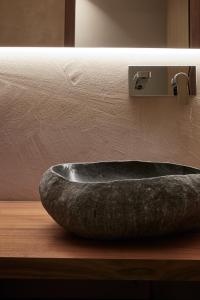 un lavandino in pietra su un bancone in bagno di Saltus a San Genesio Atesino