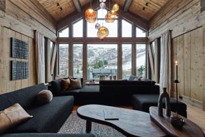 斯特蘭達的住宿－Chalet Strandafjellet，带沙发和大窗户的客厅