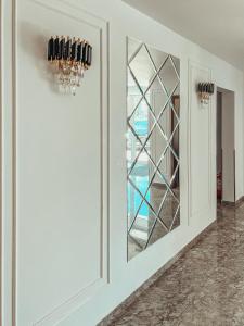 Habitación con mampara de cristal con botellas de vino en Hotel Neon en Timişoara
