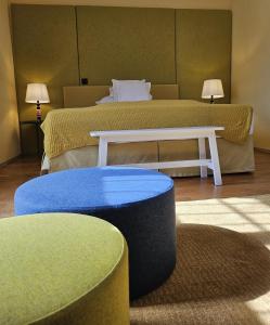 1 dormitorio con 2 camas, mesa y 2 lámparas en Yellow Flat by GrazRentals with best location & free parking en Graz