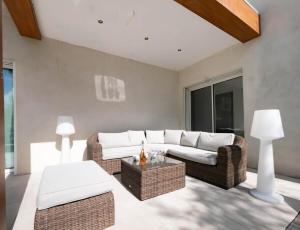 Villa Paradis - climatisation et piscine في مونبلييه: غرفة معيشة مع أريكة وطاولة