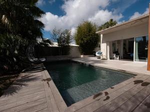 Villa Paradis - climatisation et piscine في مونبلييه: مسبح امام بيت