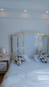Säng eller sängar i ett rum på Luxury Apartment Lavington