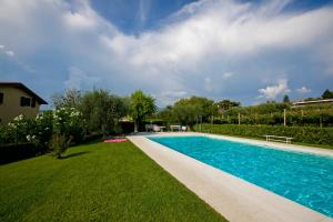una piscina nel cortile di una casa di Bardolino Garden Pool & Tennis on the lake - Happy Rentals a Bardolino