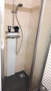 La salle de bains est pourvue d'une douche et d'un lavabo. dans l'établissement Yerseke Maarten & Hanh, à Yerseke