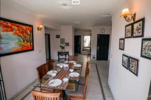 comedor con mesa y sillas en Moonlit Mansion, en Shimla