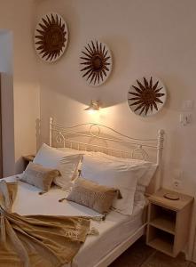 1 dormitorio con 1 cama con 3 espejos en la pared en Pension Hara, en Patitiri