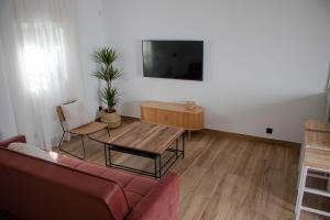 una sala de estar con un sofá y una mesa en Casa Da´Mar, en Marbella