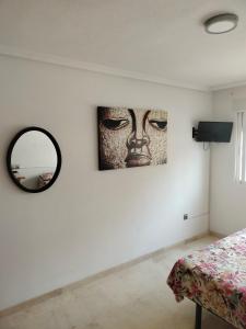 una habitación con una foto de una cara en la pared en HOLIDAY CENTRE DELUXE, en Alicante