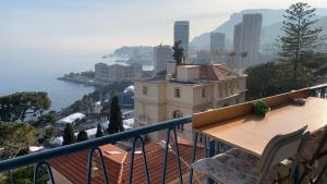 een balkon met uitzicht op de stad en het water bij Le Bleu in Roquebrune-Cap-Martin