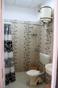 bagno con servizi igienici e lavandino di Kedar Heights Heli Resort a Kedārnāth