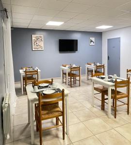 TV a/nebo společenská místnost v ubytování Hôtel Némo Aéroport de Pau