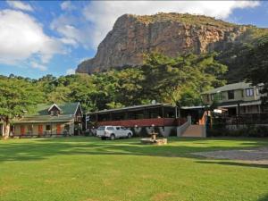 einen Blick auf ein Haus mit einem Berg im Hintergrund in der Unterkunft Port St Johns River Lodge in Port St Johns