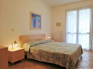 カヴァッリーノ・トレポルティにあるLe Ginestreのベッドルーム(ベッド1台、窓付)