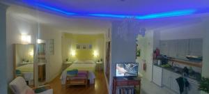 Un televizor și/sau centru de divertisment la Bright Studio