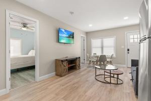 1 dormitorio y sala de estar con mesa y sillas. en Fully Renovated - Sleeps 6 - Walk to Beach, en Hampton