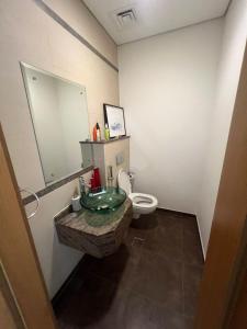 y baño con lavabo, aseo y espejo. en Townhouse Private Room, en Dubái