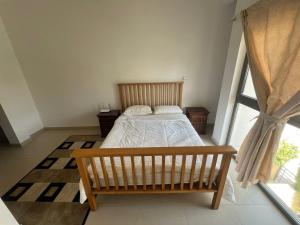 迪拜Townhouse Private Room的一间带床和大窗户的卧室
