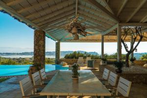 Piscina de la sau aproape de The Editor's Villa - Member of Spiritual Living Corfu