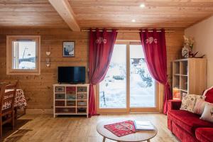 TV a/nebo společenská místnost v ubytování Charmant appartement dans chalet, coeur de Megève